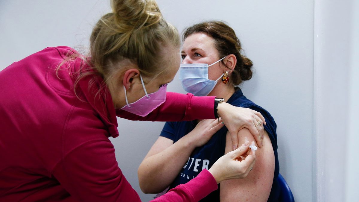 Gorączka, dreszcze i ból mięśni po szczepionce? To dobry znak