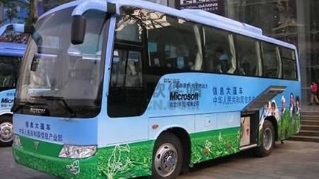 Praca już w drodze do pracy w mobilnym biurze Microsoftu 1