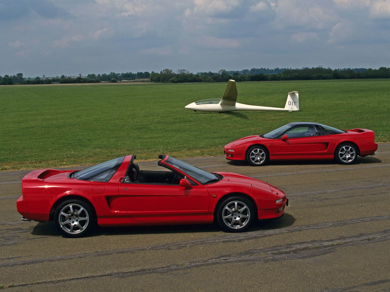 Jedyny w tym zestawieniu samochód z silnikiem umieszczonym centralnie. Japońskie Ferrari - takiego określenia używano gdy ten model zadebiutował - pasuje do Hondy NSX zaprezentowanej w 1989 roku. Auto rzeczywiście było konkurencją dla europejskich supersamochodów, pomimo braku jednostki V8 i niewielkich niedoborów mocy. Potwierdził to kierowca wyścigowy  Hans-Joachim Stuck, mówiąc o nim po przejażdżce na Nürburgringu: "Ta Honda to najlepsze Ferrari. Przy projektowaniu NSX-a pracował legendarny Ayrton Senna.