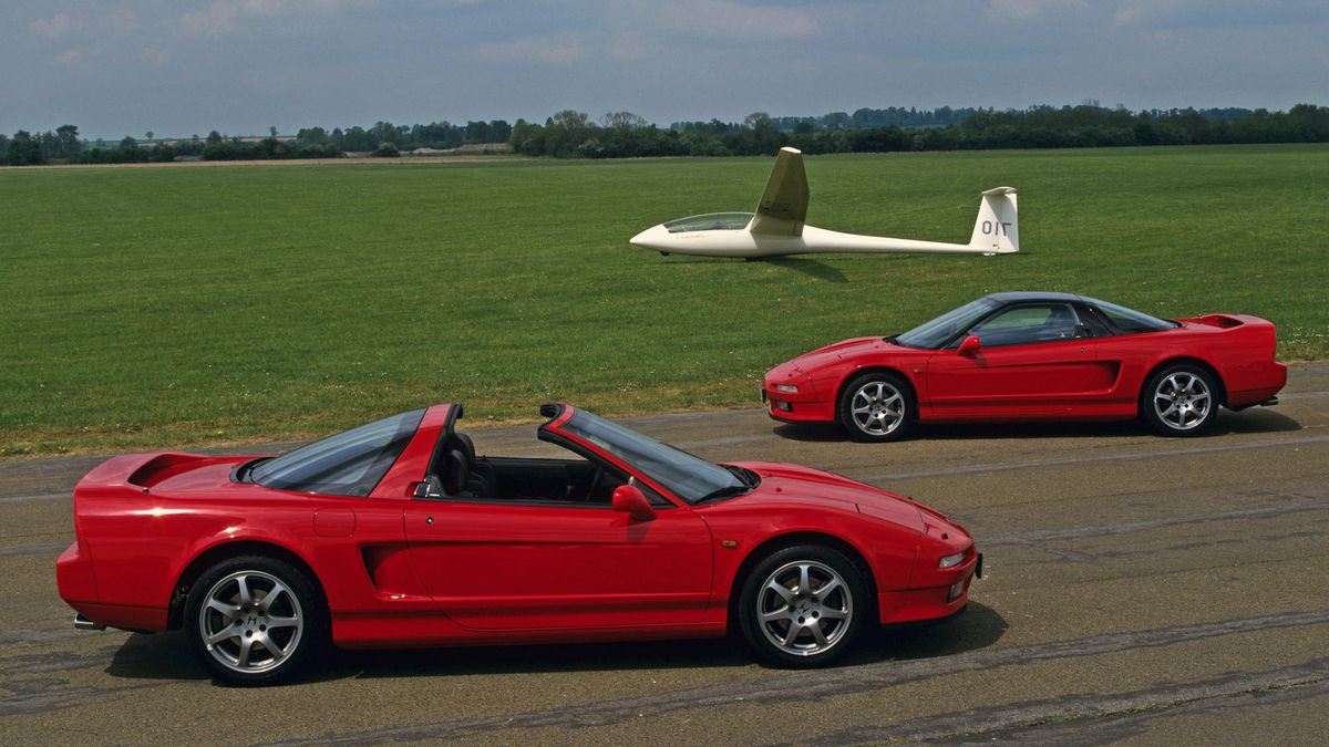 Jedyny w tym zestawieniu samochód z silnikiem umieszczonym centralnie. Japońskie Ferrari - takiego określenia używano gdy ten model zadebiutował - pasuje do Hondy NSX zaprezentowanej w 1989 roku. Auto rzeczywiście było konkurencją dla europejskich supersamochodów, pomimo braku jednostki V8 i niewielkich niedoborów mocy. Potwierdził to kierowca wyścigowy  Hans-Joachim Stuck, mówiąc o nim po przejażdżce na Nürburgringu: "Ta Honda to najlepsze Ferrari. Przy projektowaniu NSX-a pracował legendarny Ayrton Senna.