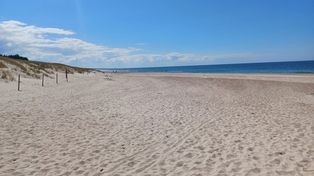 Wakacje 2026 nad Bałtykiem. Przepiękna plaża w Darłowie
