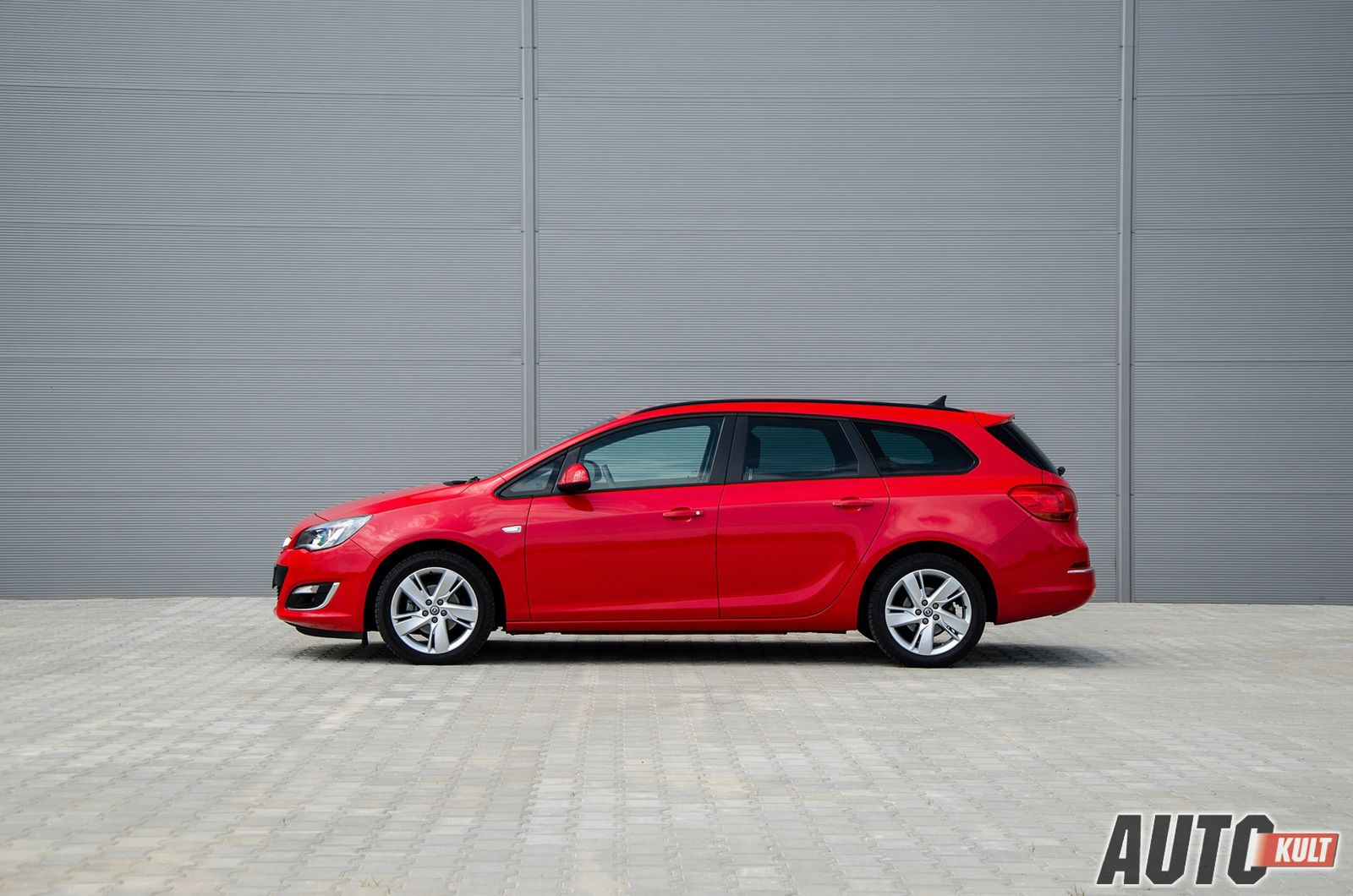 Opel Astra Tourer 1,4 Turbo LPGTEC Enjoy vs. Opel Astra Sedan 1,7 CDTI Business - test [galeria] 2