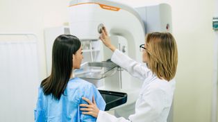 Zrób to dla siebie! Umów się na mammografię w ramach programu profilaktyki raka piersi NFZ. Jak wygląda mammografia i kto może skorzystać?