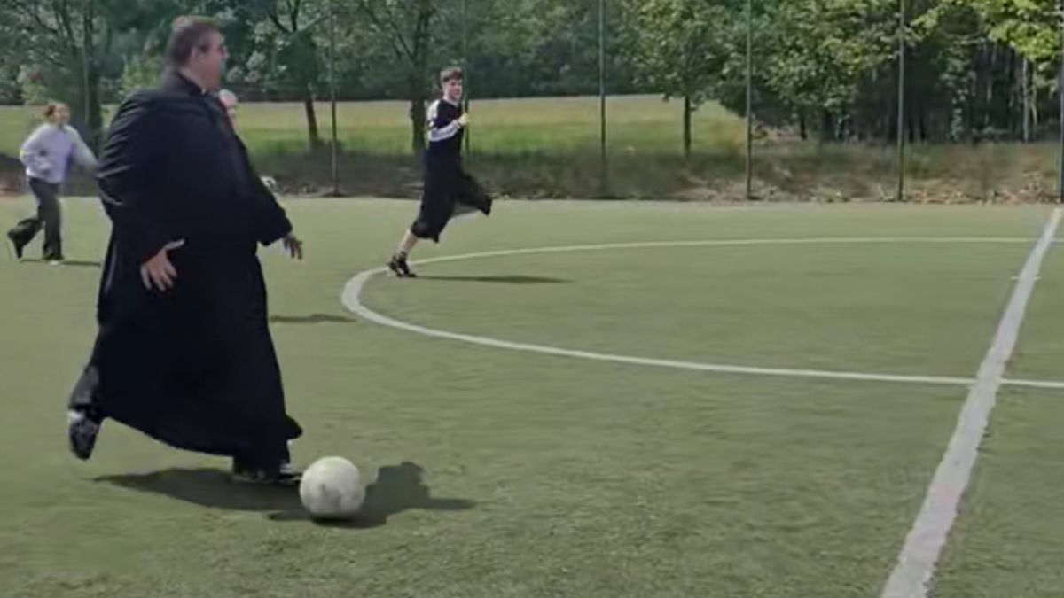 Ksiądz Krzysztof Kołtunowicz grał w piłkę w sutannie.