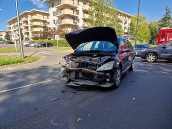 Zderzenie dwóch samochodów na ul. Koncertowej w Lublinie. Jedna osoba trafiła do szpitala