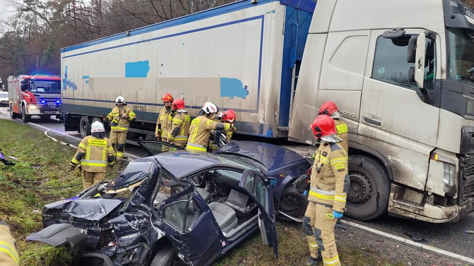 Poważny wypadek na krajowej 16. Kobietę z auta uwalniali strażacy
