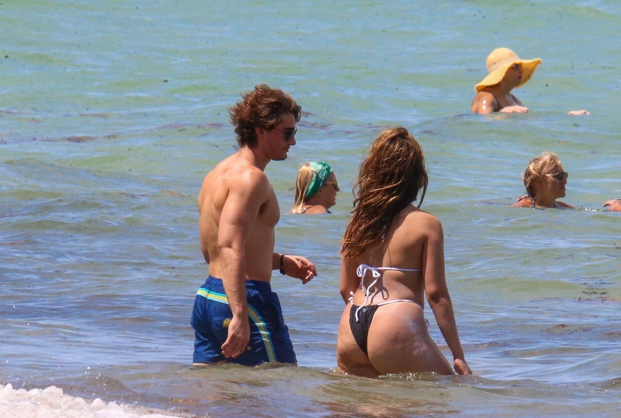 Camila Cabello na plaży z tajemniczym przystojniakiem 