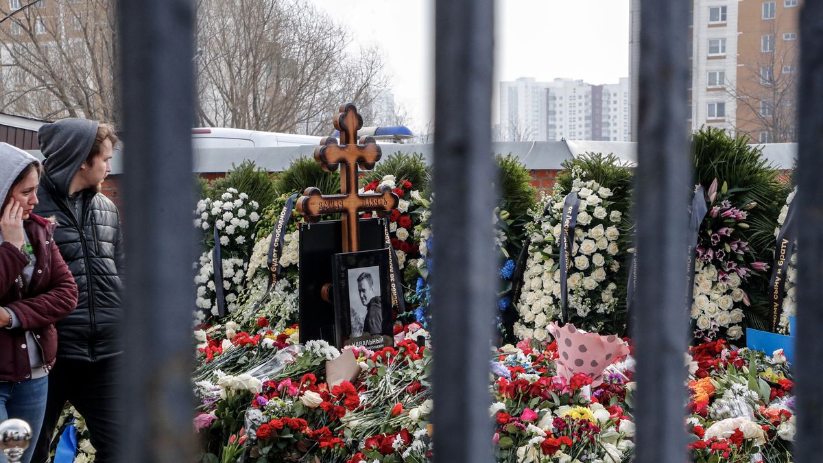 Nad grobem Aleksieja Nawalnego wciąż gromadzą się tłumy Rosjan