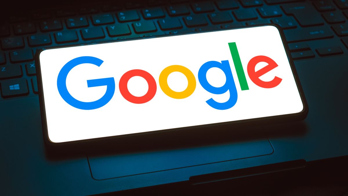 BRAZIL - 2023/11/24: In this photo illustration, the Google logo is displayed on a smartphone screen. (Photo Illustration by Rafael Henrique/SOPA Images/LightRocket via Getty Images)