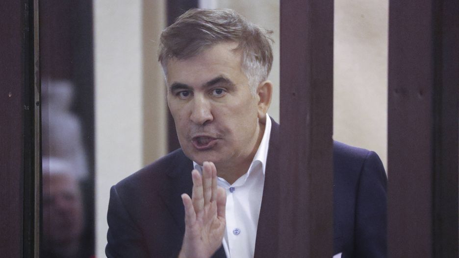 Trial of Georgia's ex-president Mikheil Saakashvili in Tbilisi
epa09616466 Former Georgian President Mikheil Saakashvili, who was convicted in absentia of abuse of power during his presidency and arrested upon his return from exile, delivers a speech in a defendant's dock during a court hearing in Tbilisi, Georgia, 02 December 2021.  EPA/IRAKLI GEDENIDZE / POOL 
Dostawca: PAP/EPA.
IRAKLI GEDENIDZE / POOL