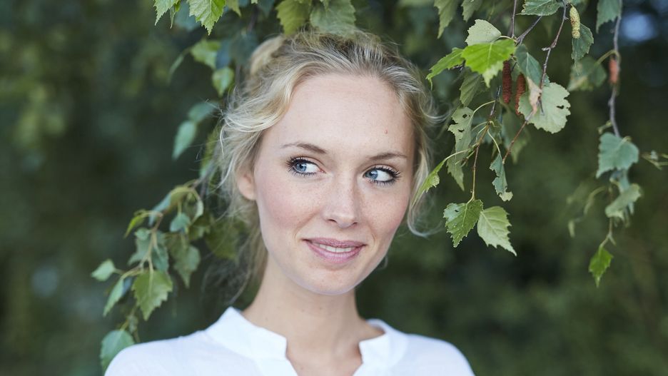 Happy blond woman standing near tree in park
Westend61
young adults, caucasian, leisure, bun, park, adults, happy, blond, female, female caucasian, woman, white, millennials, branch, 20-30 years, colour