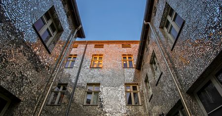 Podwórko jak z bajki. Mieniące się ściany skrywają wzruszającą historię