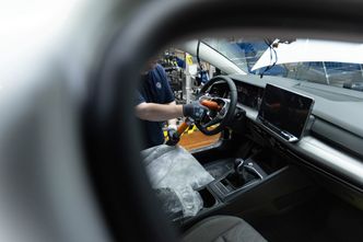 Przemysł w listopadzie złapał zadyszkę. Produkcja spada, ale diabeł tkwi w kalendarzu