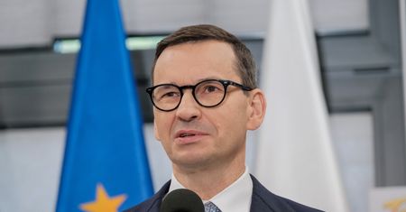 Premier desperacko broni się ws. afery mailowej. Nieoczekiwane porównanie