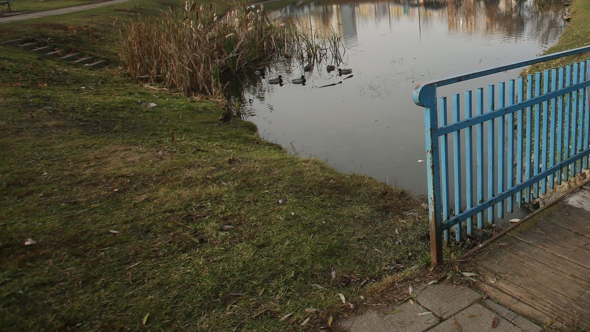 Dwuletni chłopiec wpadł do zbiornika wodnego.