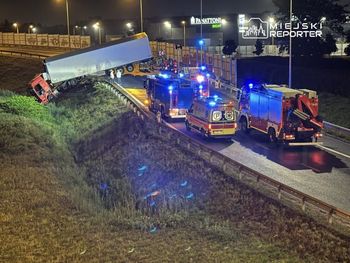Warszawa: Ciężarówka spadła z nasypu na węźle Opacz. Droga zablokowana