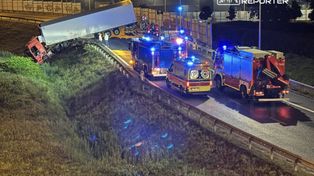 Warszawa: Ciężarówka spadła z nasypu na węźle Opacz. Droga zablokowana