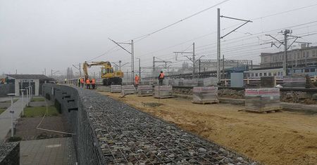 Budują tymczasowy peron przy dworcu PKP w Lublinie [ZDJĘCIA]