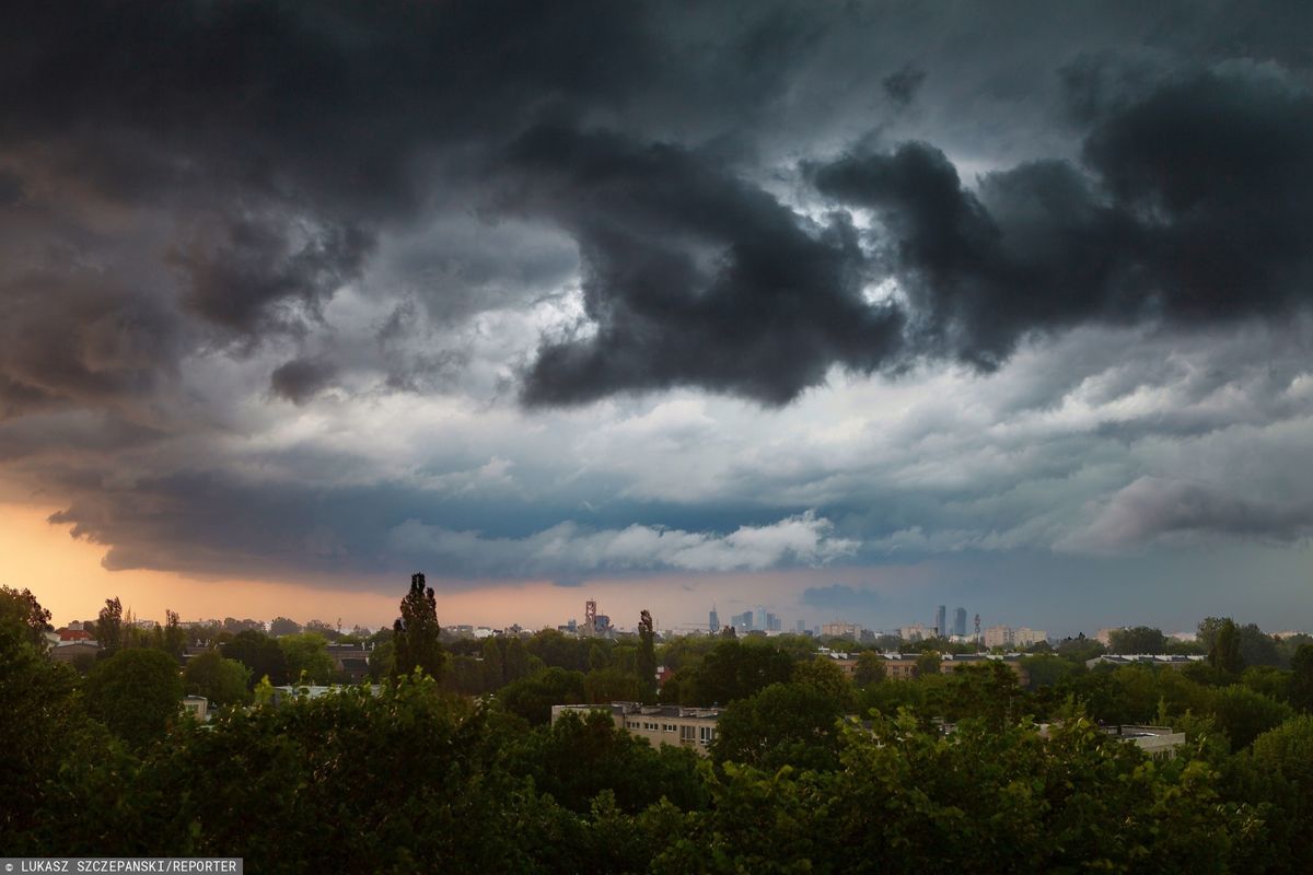 Alert RCB. Bardzo silny wiatr i burze z gradem na Mazowszu