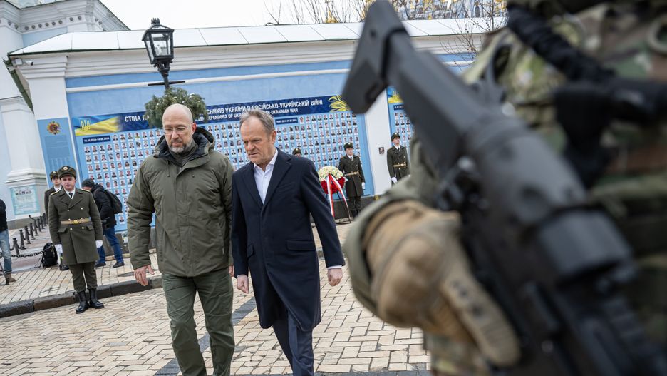 Donald Tusk, Denys Szmyhal
Kij�w, Ukraina, 22.01.2024. Premier Polski Donald Tusk (C-P) i Premier Ukrainy Denys Szmyhal (C-L) z�o�yli kwiaty pod murem pami�ci poleg�ych w wojnie rosyjsko-ukrai�skiej w Kijowie, 22 bm. Trwa wizyta premiera na Ukrainie. (ad) PAP/Viacheslav Ratynskyi
Viacheslav Ratynskyi
premier, Ukraina, wizyta, zagraniczna