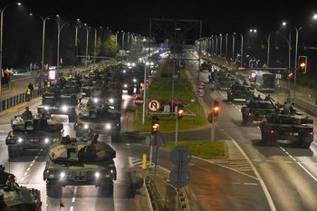 Warszawa: Głośne nocne próby przed wielką wojskową defiladą. Mieszkańcy skarżą się na hałas. MON odpowiada