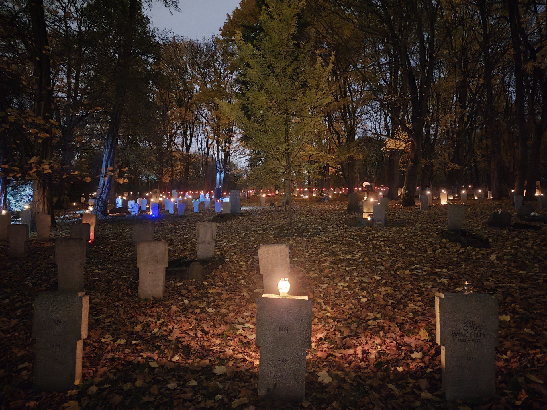 Cmentarze na poznańskiej Cytadeli w dniu Wszystkich Świętych