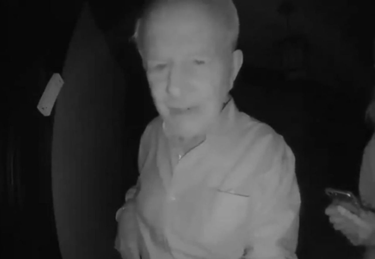 Sąsiad zapukał do jego drzwi, by powiedzieć, że wygrał Nobla. Jest nagranie