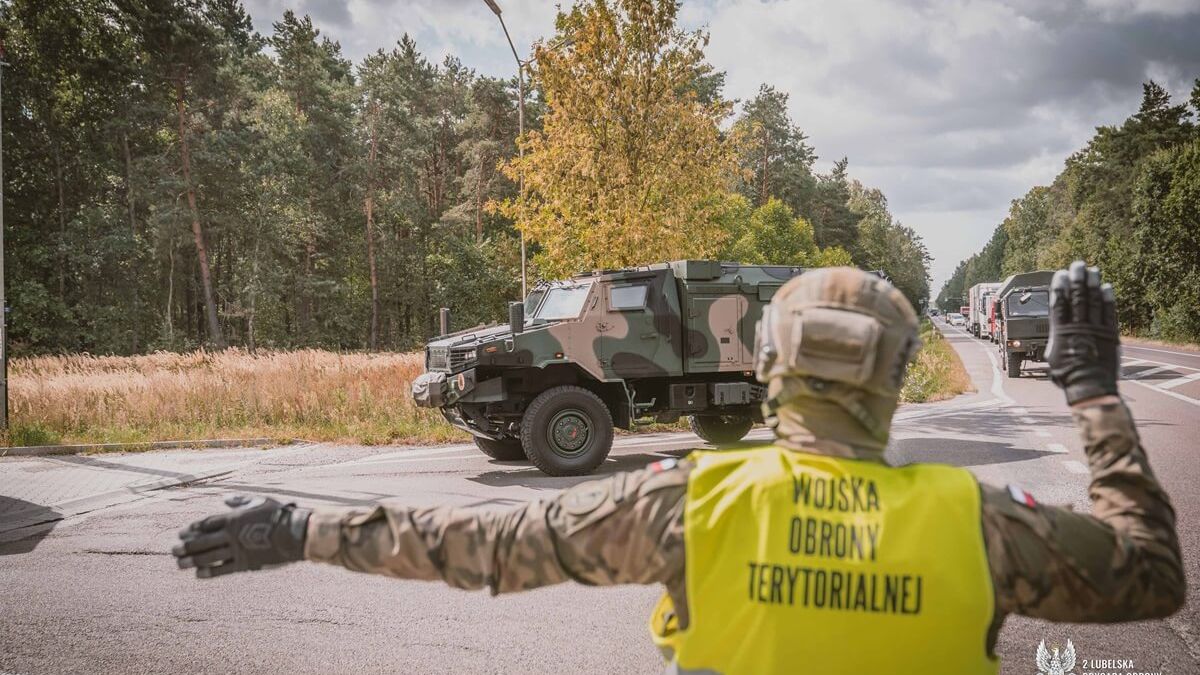 Pojazdy wojskowe poruszające się po drodze krajowej