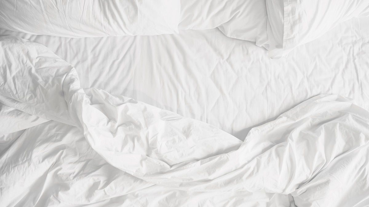 Koniec z pogniecioną pościelą. Te babcine triki powinien znać każdy 