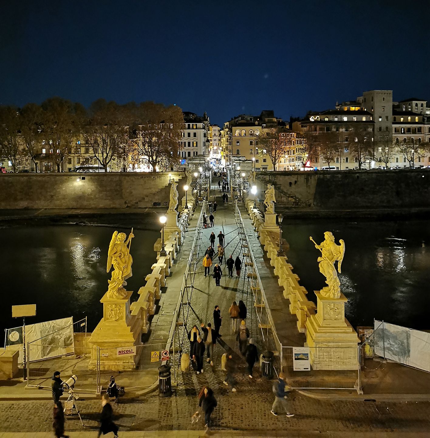 Zamku Św. Anioła warto odwiedzić choćby dla samych widoków