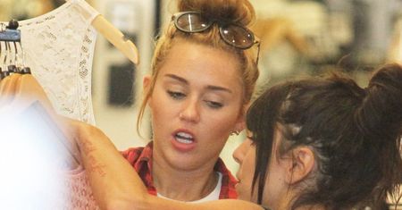 Miley Cyrus POKAZUJE POŚLADKI!