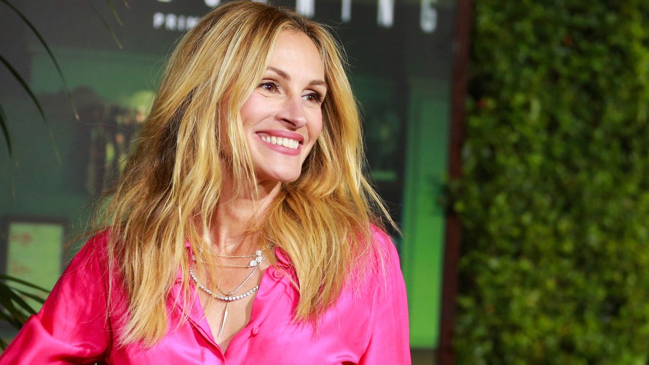 Julia Roberts w odcieniu magenty wygląda promiennie i energetyzująco