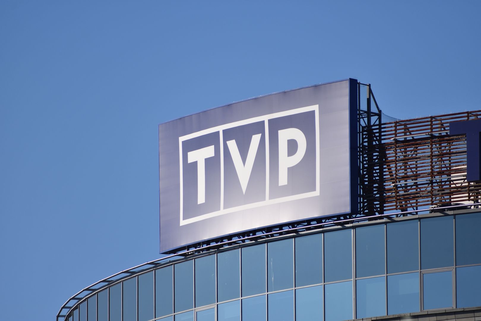 Niepokojące doniesienia o TVP. Dziennikarze skarżą się na brak wypłat i umowy śmieciowe