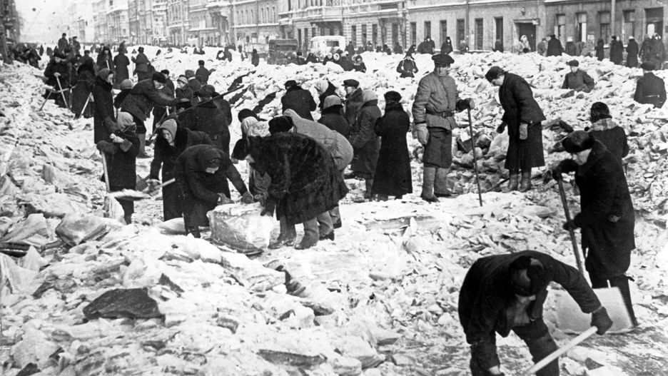 Residents clearing snow and ice from nevsky prospect in leningrad during world war ll, 1942.
Residents clearing snow and ice from nevsky prospect in leningrad during world war ll, 1942.
Dostawca: PAP/Newscom
Dok�adna data nieznana.
Newscom
1940s,civilians,WW ll,world war ll,WW2,Leningrad,siege,blockade,, blokada Leningradu, historia, uigphotos119713.jpg