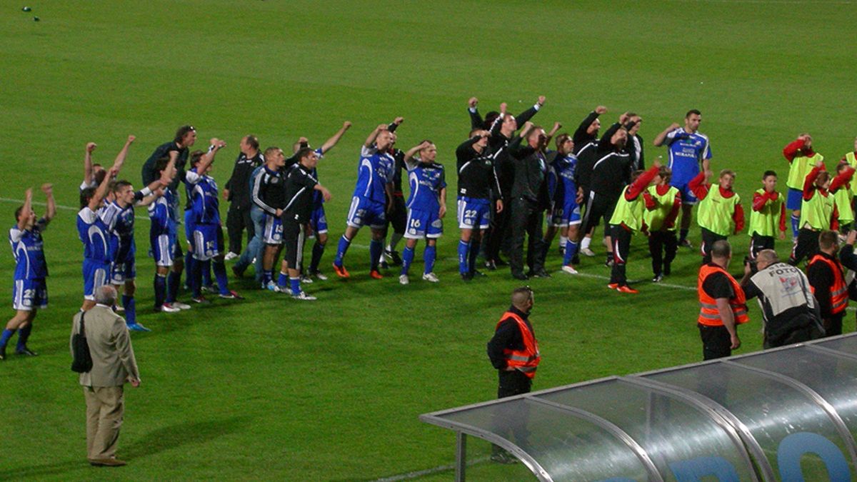 Piłkarze Podbeskidzia Bielsko-Biała świętują z kibicami