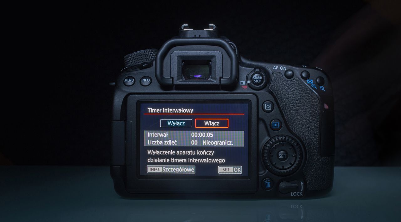Aparat z opcją timera interwałowego pozwoli bez dodatkowego osprzętu stworzyć timelapse. Do mojego filmu poklatkowego wykorzystałem Canona EOS 80D, który w tej roli sprawdził się bardzo dobrze.
