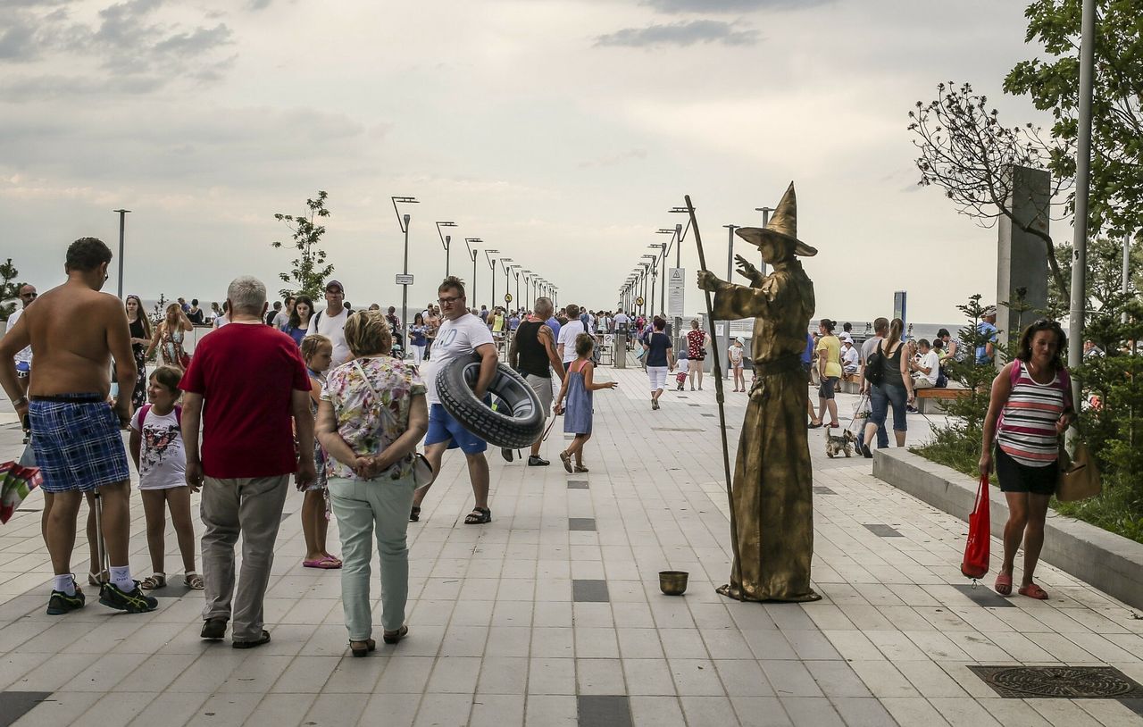 Ile zarabia uliczny grajek w Kołobrzegu? 