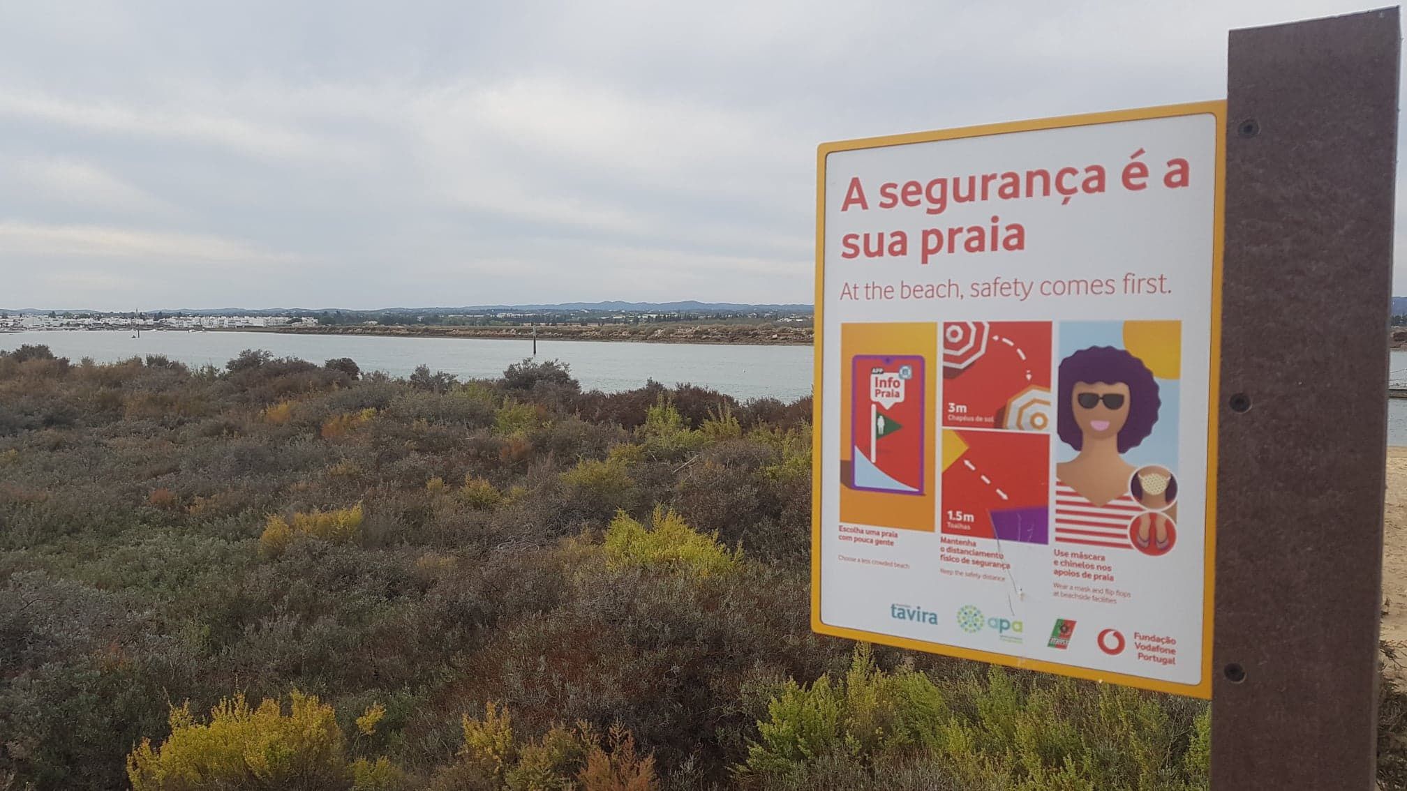 Tablica przed wejściem na plażę