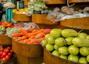 Pokazał zdjęcia z Włoch. Karteczki w warzywniaku go zaskoczyły