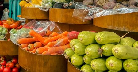 Pokazał zdjęcia z Włoch. Karteczki w warzywniaku go zaskoczyły