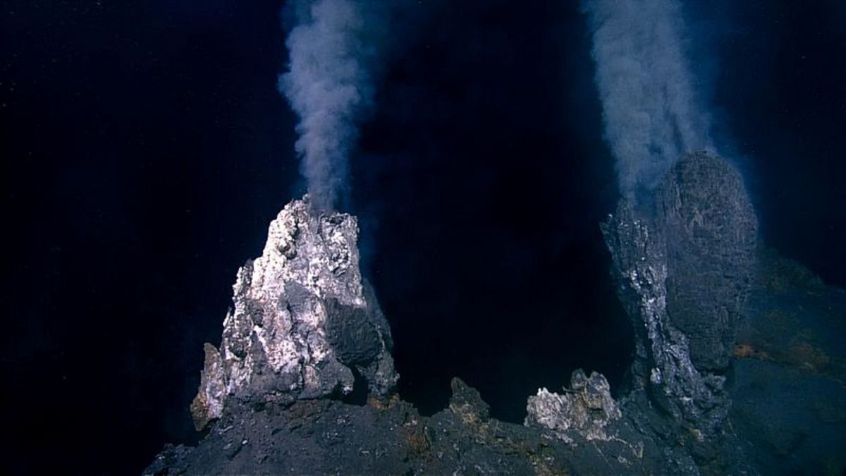 Podwodny wulkan na dnie Oceanu Spokojnego u wybrzeży Kanady
