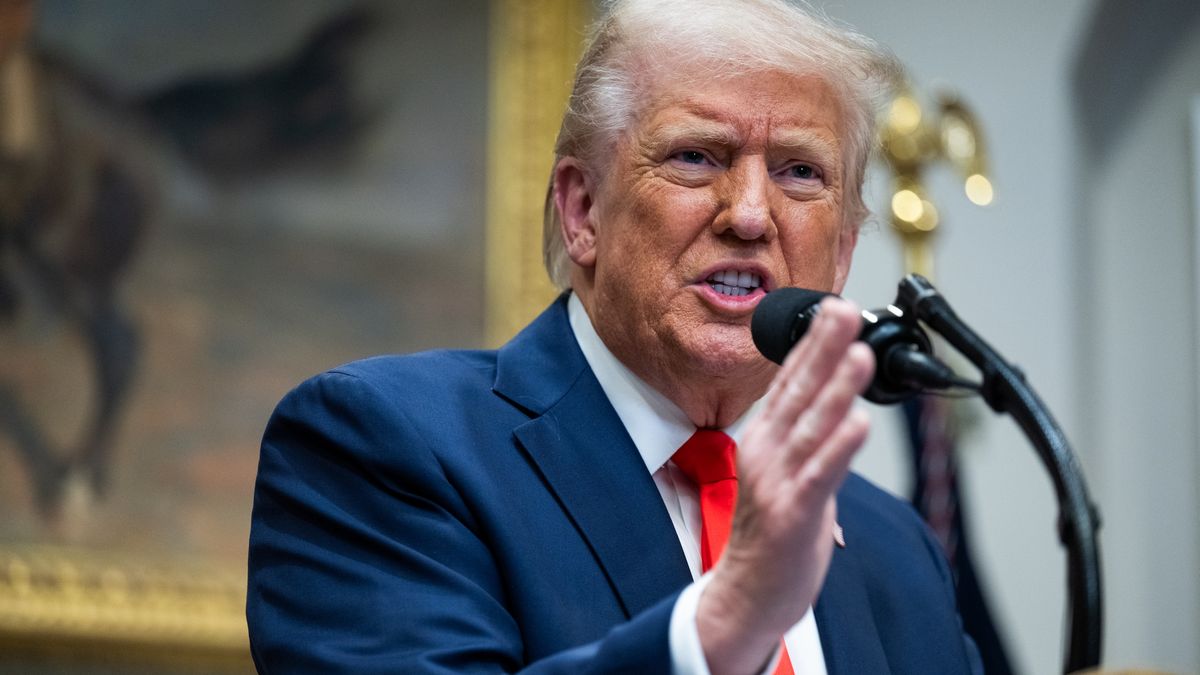 Donald Tump uderzył cłami w Meksyk, Kanadę i Chiny, a inwestorzy i ekonomiści głośno zaczynają mówić o obawach przed stagflacją