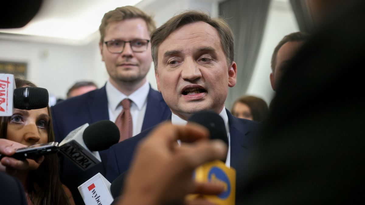 Anna Maria Siarkowska przesz?a do Solidarnej Polski
12.05.2022 Warszawa Sejm 54. posiedzenie Sejmu IX kadencji  Fot. Andrzej Iwanczuk/REPORTER
n/z: Michal Wos, Zbigniew Ziobro
Andrzej Iwanczuk/REPORTER