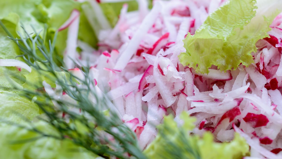 Surówka z młodej rzodkiewki jest obowiązkowa wiosną