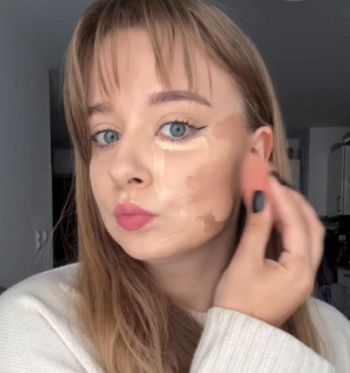 Sprawdziła trik na wysmuklenie twarzy. Metoda 53 naprawdę działa