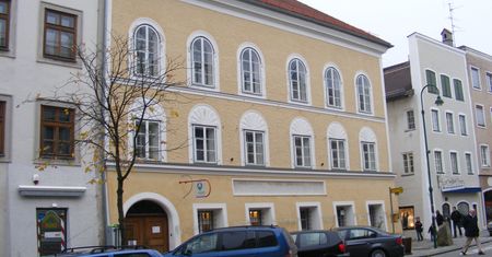 Świętowali urodziny Hitlera. Pod dom przynieśli nawet kwiaty