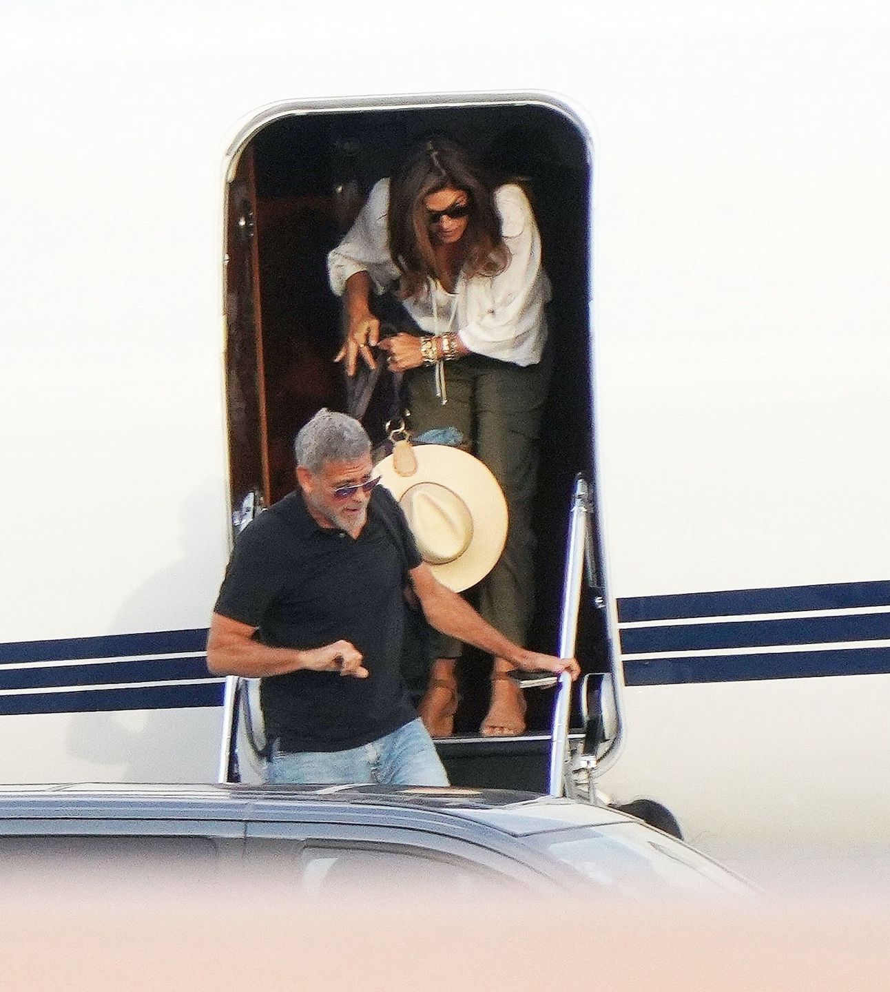 George i Amal Clooney wysiadają z prywatnego samolotu we Francji