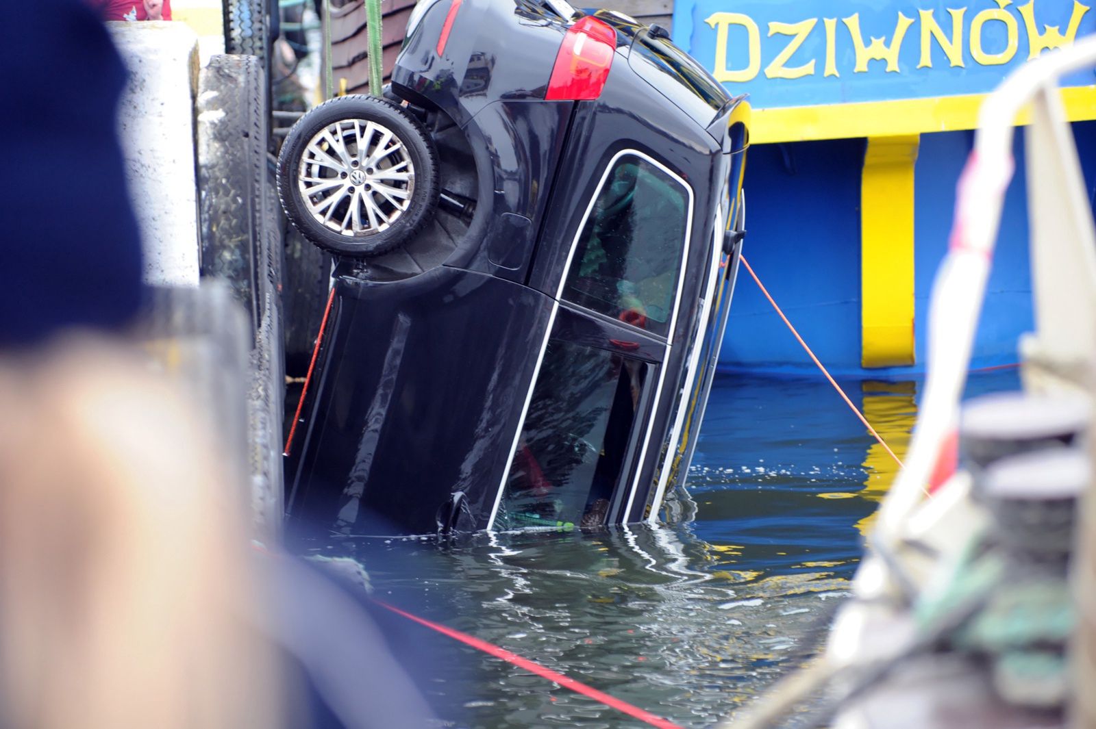 Straszliwy wypadek nad Bałtykiem. Auto w wodzie. Nie żyją rodzice i dzieci