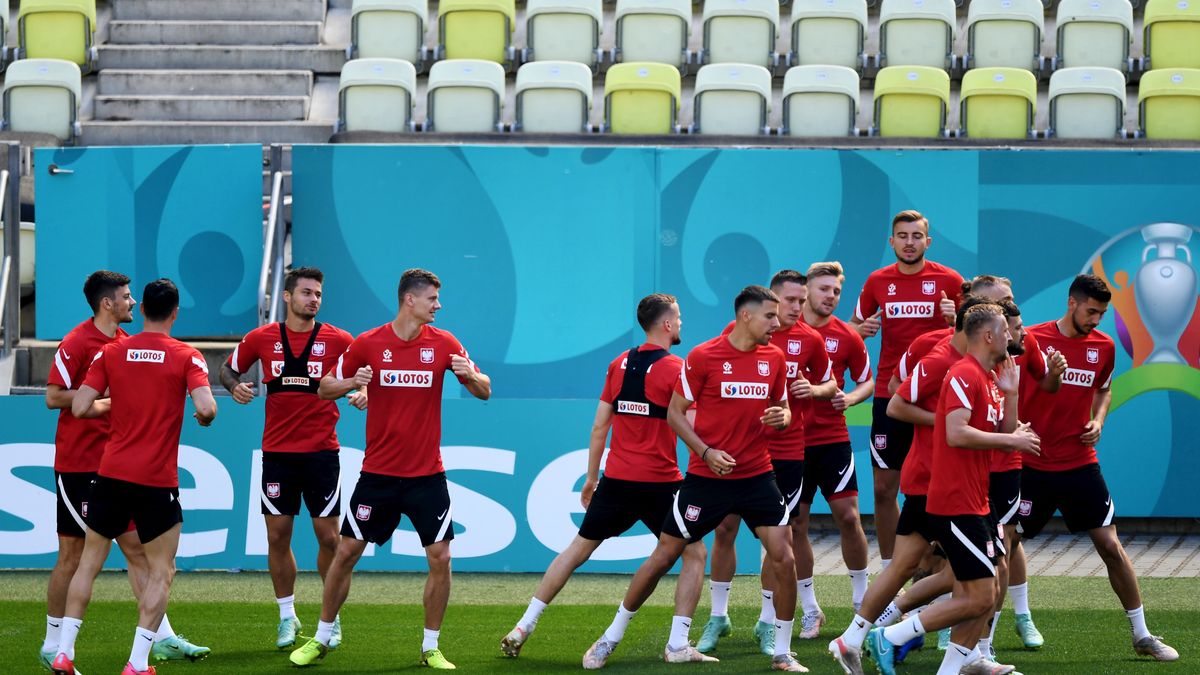 Gdańsk, 17.06.2021. Piłkarskie mistrzostwa Europy - Euro 2020. Piłkarze reprezentacji Polski podczas treningu kadry w Gdańsku, 17 bm. Polacy przygotowują sie do meczu grupy E z Hiszpanią, który odbędzie się 19 bm. w Sewilli. (gj) PAP/Marcin Gadomski