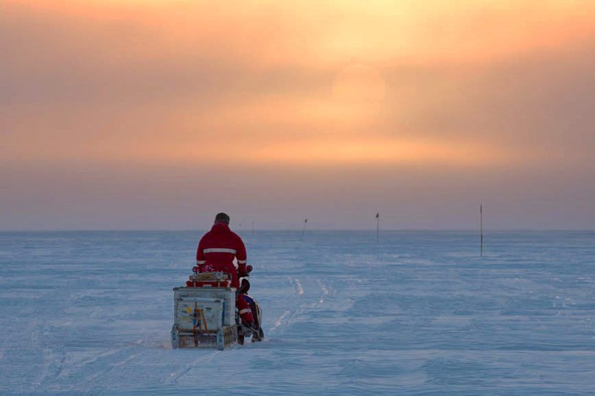 "Północ na Antarktydzie. Latem słońce nie zachodziło przez ponad dwa miesiące. Zostaliśmy obdarowani takim światłem, gdy wracaliśmy do stacji po dwóch miesiącach obserwacji kolonii pingwinów cesarskich." Instagram Lindsay'a McCrae.

